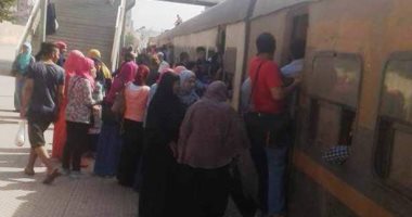بالصور.. زحام على قطارات المنوفية ومطالبات بزيادة العربات لمنع التحرش