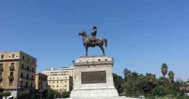 بالصور..  عيب أن يحمل تمثال إبراهيم باشا كل هذا التراب