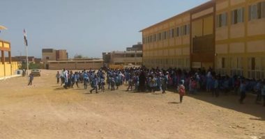  طلاب ومعلمون يعتروضون على قرار نقل مدير مدرسة غارب الإبتدائية