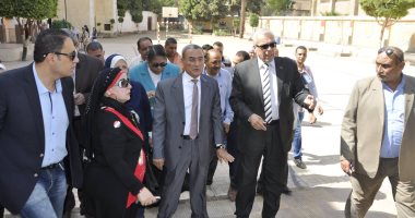 جولة مفاجئة لمحافظ القليوبية بقرية الدير فى طوخ وحملة نظافة بالخانكة