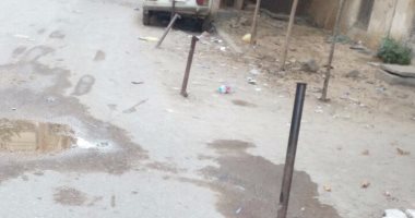 شكوى من وضع "خوازيق" بإحدى شوارع حى الساحل تعيق حركة المواطنين