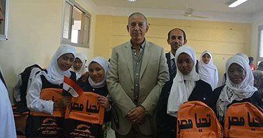 بالصور.. محافظ البحر الأحمر يزور مدرسة بشلاتين ويوزع شنط على الطلاب