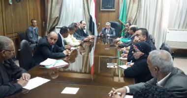 محافظ القليوبية يجتمع مع ممثلى الفلاحين لحل أزمة جفاف الترع وتطهيرها