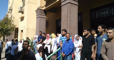 بالصور.. وقفة لممرضى مستشفى الفيوم فى وجود وزير التعليم العالى
