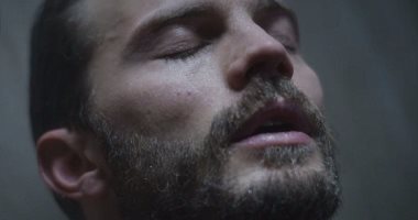 بالصور.. بطل فيلم Fifty Shades Darker يثير الجدل بمشهد عارى  