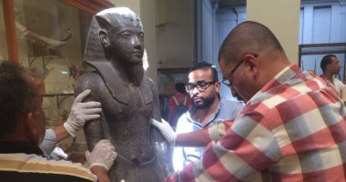بالصور.. تغليف تمثالى الملك توت عنخ آمون تمهيدا لنقلهما للمتحف الكبير 