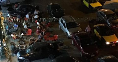 المقاهى تفترش شارع محمد نجيب فى حى المنتزة بالإسكندرية
