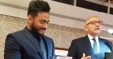 تامر حسنى يعبر عن سعادته بتكريم سفير مصر بالولايات المتحدة له