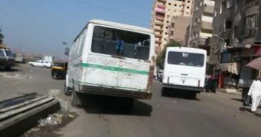 صفحة "إمسك مخالفة" تنشر صورة سيارة أجرة بدون لوحات معدنية تصدم آخرى ملاكى 