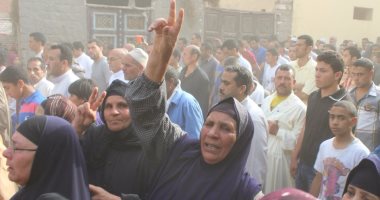 بالصور أبناء قرية أبو ماضى يشيعون الشهيد فؤاد بالزغاريد والحلوى