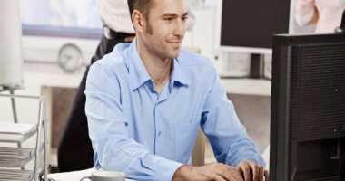 10 نصائح لحماية عينك من الموبايل والكمبيوتر أبرزها إضاء الغرفة