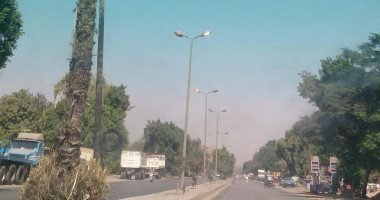 قارئ يرصد أعمدة إنارة مضاءة نهاراً فى كورنيش حلوان 