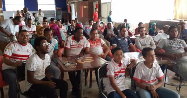 بالصور.. مشجعو الزمالك بأسوان يتوافدون على المقاهى لمتابعة نهائى أفريقيا