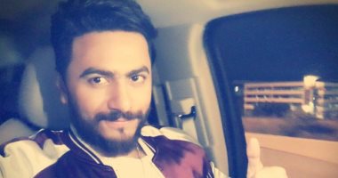 تامر حسنى ينشر صورته أثناء توجهه لإحياء إحدى الحفلات فى أمريكا