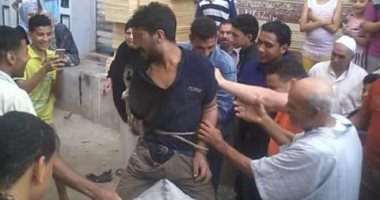 بالصور.. أهالى قرية بدمياط يزفون حرامى "بط "على حمار بعد ضبطه