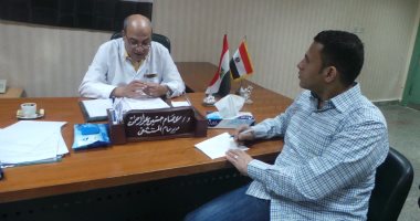 بالصور .. مدير مستشفى قليوب: مياه الشرب غير صالحة للاستخدام الآدمى والمرضى والأطباء يتناولون مياها معدنية.. قدمت استقالتى بسبب تدخل النواب فى إدارتى.. أتابع نظافة المستشفى وأعمال الصيانة دوريا