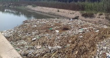 بالصور.. تراكم القمامة بترعة الباجورية فى المنوفية