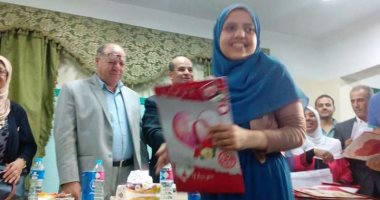 تكريم أوائل الدفعة الأولى لخريجى الثانوية بمدرسة نجيب محفوظ بشبرا الخيمة