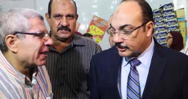بالصور.. مواطن يقبل يد محافظ الإسكندرية ويبكى مطالبا بوظيفة لابنه