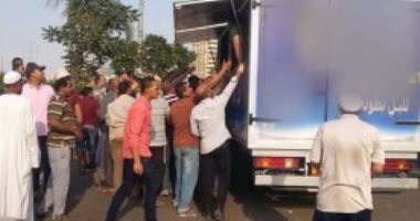 بالفيديو.. سيارة توزع منشطات جنسية مجهولة بالشوارع