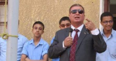 وكيل تعليم الفيوم يعيد تحية العلم بطابور مدرسة 