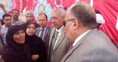 بالفيديو والصور.. محافظ الدقهلية يعزى أسرة أحد شهداء "زغدان" ويأمر بإطلاق اسمه على مدرسة