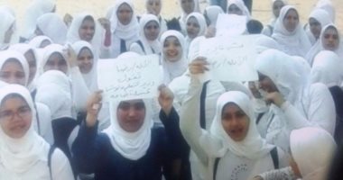 تظاهر عدد من طالبات مدرسة تجارية بالدقهلية ضد معلمة الرياضيات