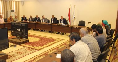 محافظ بني سويف يوجه بحلول مشاكل المواطنين ويجتمع بلجنة الأزمات 