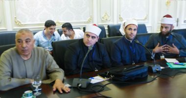 بالصور.. أحد أئمة المكافأة لأعضاء اللجنة الدينية بالبرلمان: "أنا مدمن خطابة"
