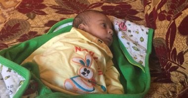 بالصور.. خفير بأسيوط يناشد مجدى يعقوب بإنقاذ ابنه الرضيع المصاب بثقب فى القلب