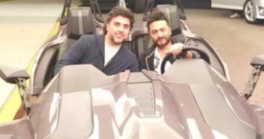 شاهد.. تامر حسنى يقود سيارة غريبة فى أمريكا