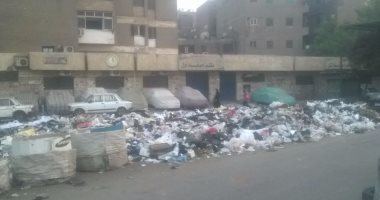 بالصور.. تراكم القمامة أمام  مكتب تأمينات إمبابة