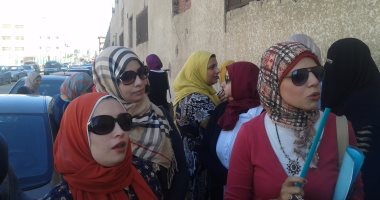 بالصور.. وقفة لأولياء أمور مدرسة اللغات الجديدة بدمياط اعتراضا على إدارتها