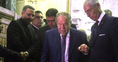 بالصور..  فتحى سرور ووحيد حامد ومحمد سلماوى يؤدون واجب العزاء فى الراحل فاروق شوشة   
