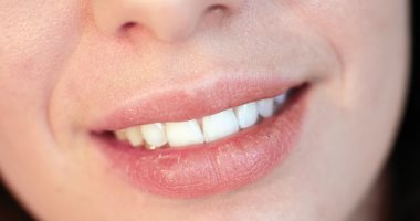 5 وصفات طبيعية لترطيب الشفاه وحمايتها من الشمس 