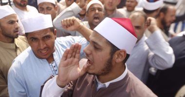 بالصور.. خطباء المكافأة يتظاهرون أمام مجلس  النواب للمطالبة بالتثبيت 