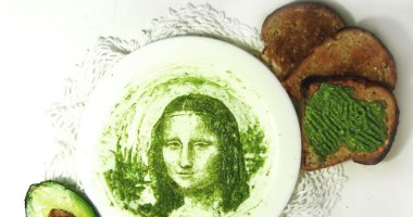فنان يرسم الجوكر ومارلين مونرو والموناليزا بالافوكادوا
