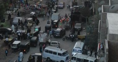 بالصور.. مواقف عشوائية لسيارات أجرة فى شارع التعمير بالعمرانية 
