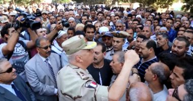 قائد الدفاع الجوى للجيش الثانى يعزي أسرة شهيد المنوفية
