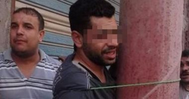 بالصور.. أهالى كفر صقر يربطون لصا فى عمود إنارة بعد سرقة دراجة نارية