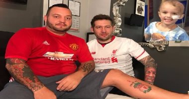 قبل الكلاسيكو النارى..  سر وضع مشجع يونايتد "تاتو" ليفربول على قدمه؟