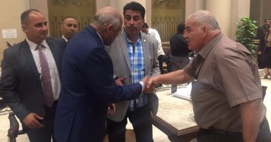 بالصور.. رئيس البرلمان يصافح النواب أثناء تواجده بالبهو الفرعونى