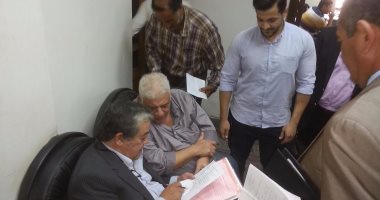 نواب الغربية يحاصرون وكيل وزارة الصحة لتوقيع الطلبات الخاصة بالمواطنين