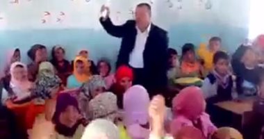 بالفيديو.. شاهد أغرب طريقة لتعليم مفردات اللغة العربية