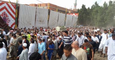 بالفيديو والصور .. البحيرة تشيع جنازة شهيد سيناء بالورود