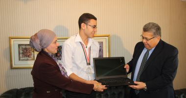 وزير التعليم العالى يكرم الطالب صاحب ابتكار "الجزيئات الآلية فى علاج الخلايا السرطانية
