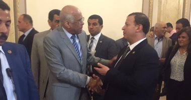 بالصور.. على عبد العال يصافح النواب بالبهو الفرعونى قبل بدء الجلسة العامة