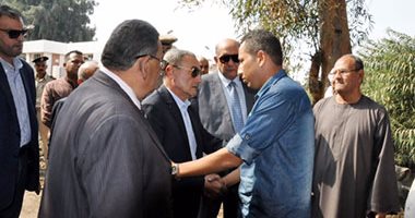 بالصور..محافظ القليوبية ومدير الأمن يقدمان وجب العزاء فى شهيد القوات المسلحة