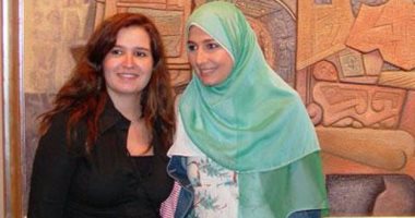 بالفيديو.. لقاء نادر يجمع هنا شيحة وشقيقتها المعتزلة حلا فى بداياتهما 