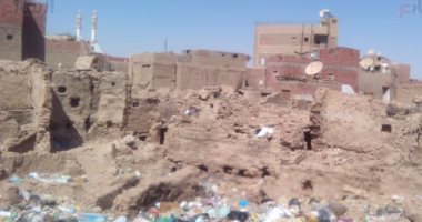 بالفيديو والصور.. أشهر المواقع الأثرية بالخارجة يتحول إلى مقلب قمامة